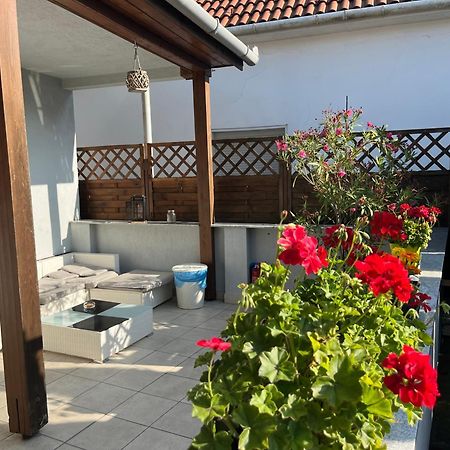 Idill Apartmanhaz B&B Tiszafüred Exterior foto